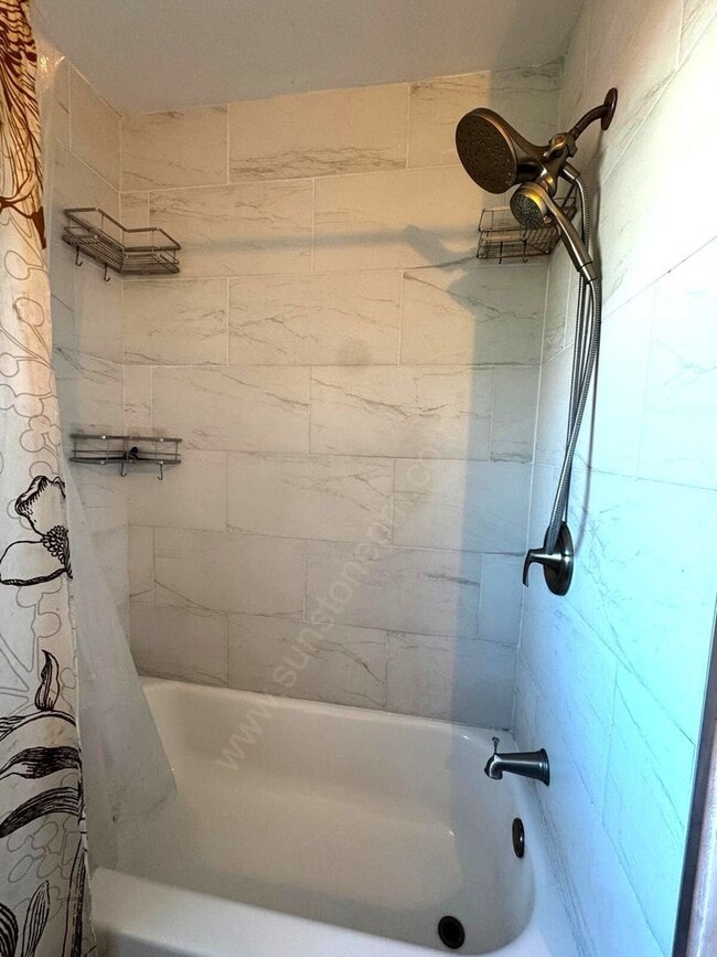 Building Photo - Stunning 3 Bedroom, 2 Bathroom Home on a L...