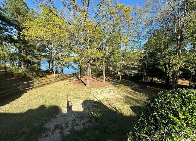 Building Photo - Lakefront oasis in West End, NC