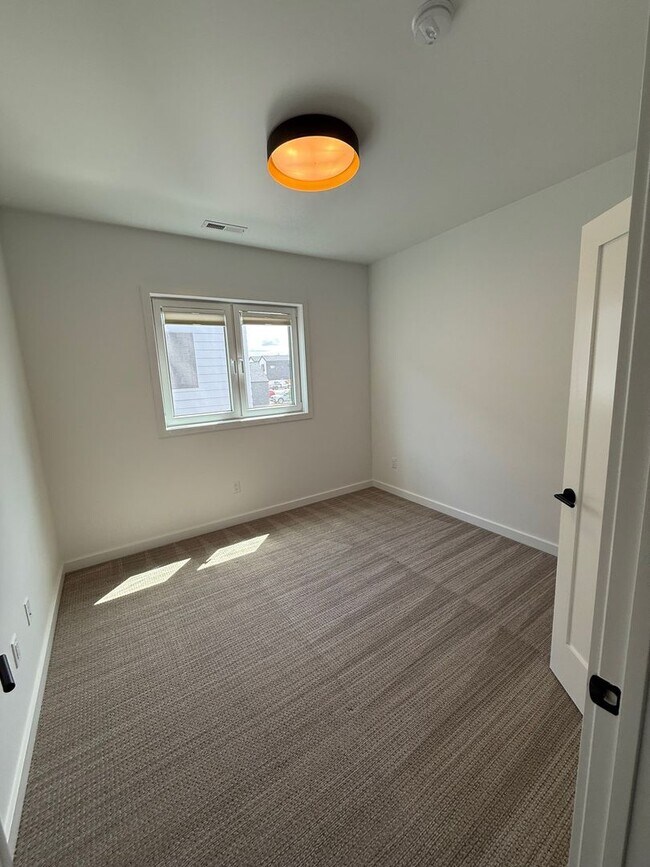Building Photo - Single Family HOME with 3 Bedrooms 2 1/2 B...