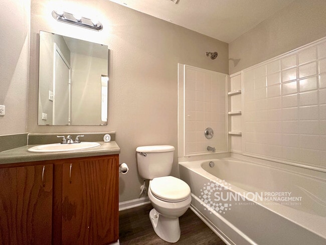 Building Photo - Charming 3 Bedroom 2.5 Bathroom in Meadow Hill