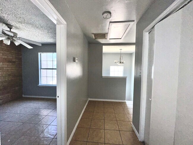 Building Photo - 311 Soria Dr