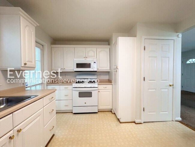 Building Photo - 4-Bed/2-Bath Home with Fenced Yard/ Available Soon!