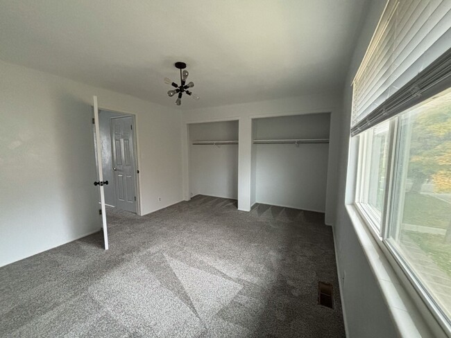 Building Photo - Willow Tree Condo For Rent - Amazing Locat...