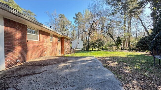 Building Photo - 552 Sybil Ln SE