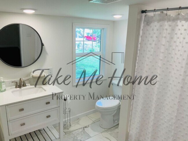 Building Photo - Charming Home in Great Location!