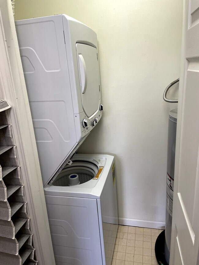 Building Photo - 1335 Summit Ave