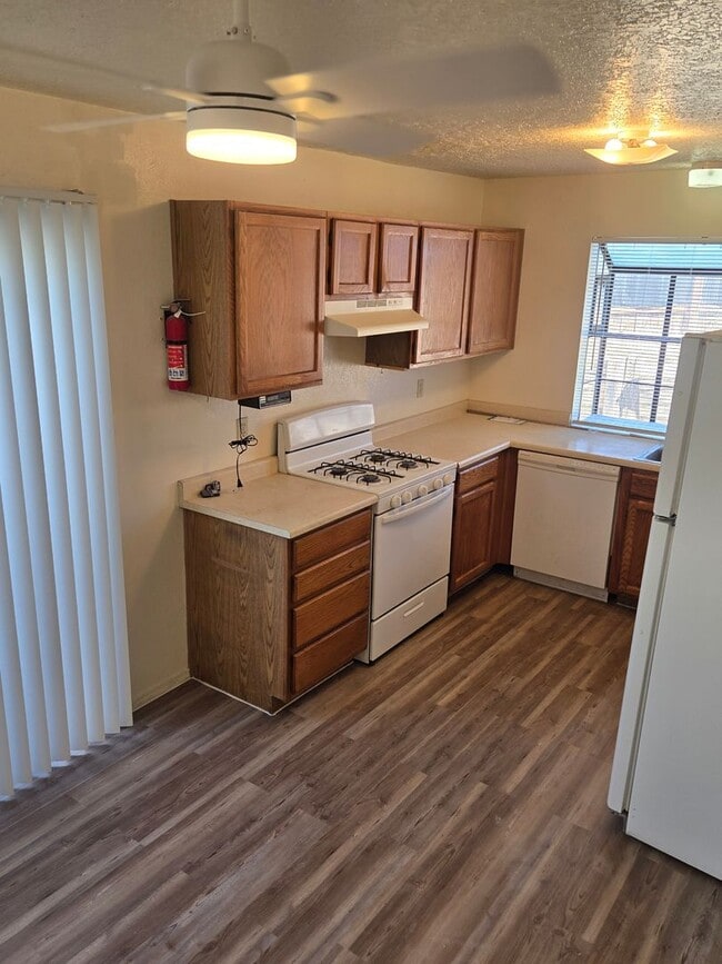 Building Photo - Two Bedroom Two Bathroom Two Car Garage in popular NE heights Neighborhood