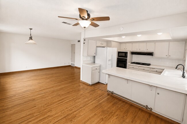 Building Photo - Spacious Corner Lot Home in Desirable Ventura Neighborhood!