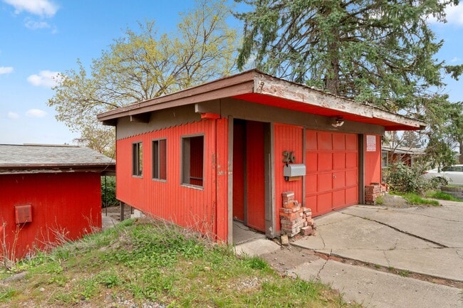 Building Photo - 4+ bed 2 bath available center of campus v...