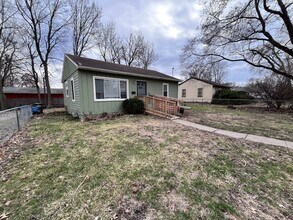 Building Photo - 3007 Mahaska Ave