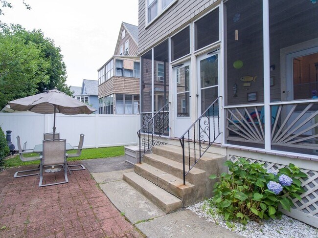 Building Photo - 68-70-70 Everett St