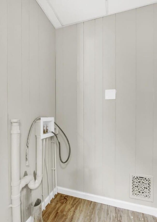 Building Photo - Bright 5 Bedroom, 1.5 Bath Home!