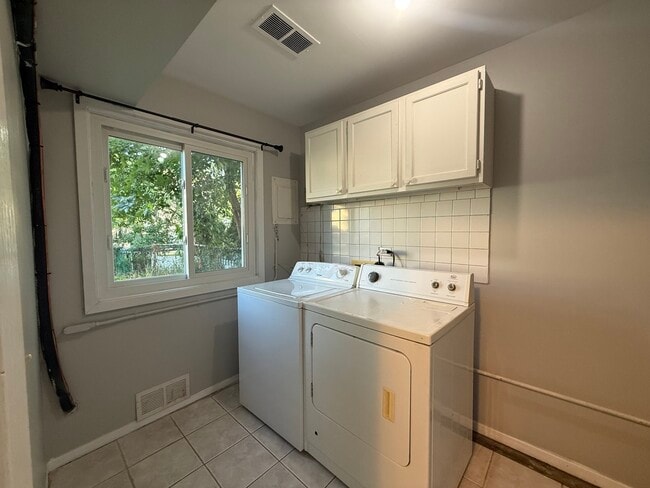 Building Photo - 3900 Sandpiper Dr