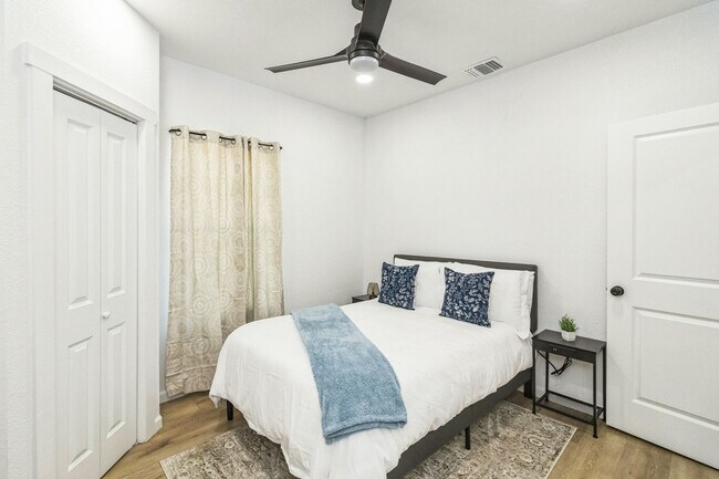 Building Photo - 2306 E Houston St