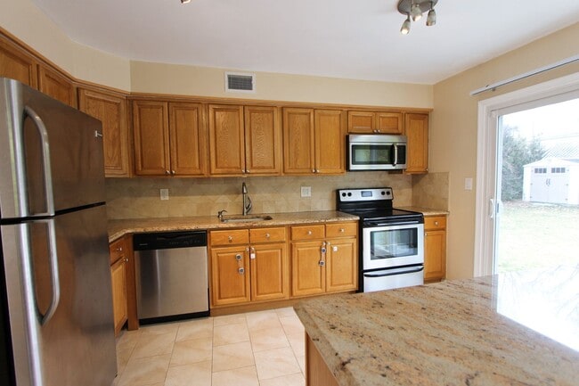 Building Photo - 617 Renz St