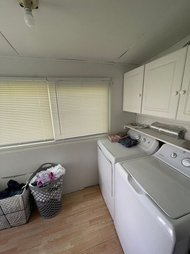 Building Photo - 606 N Court