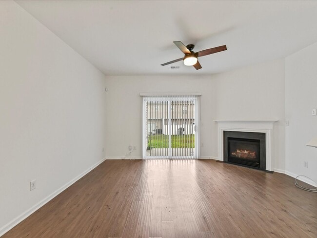 Building Photo - Spacious Townhome!