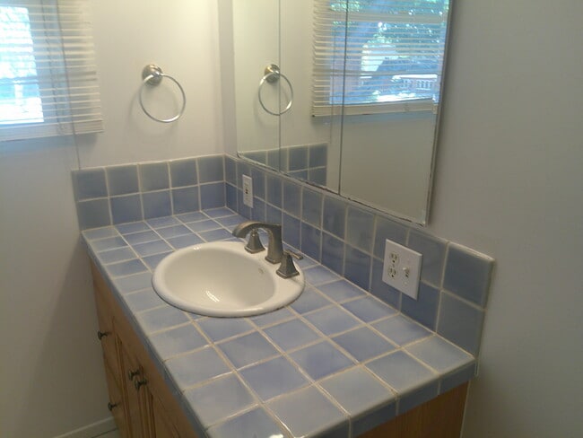 Building Photo - 4400 Overland Ave