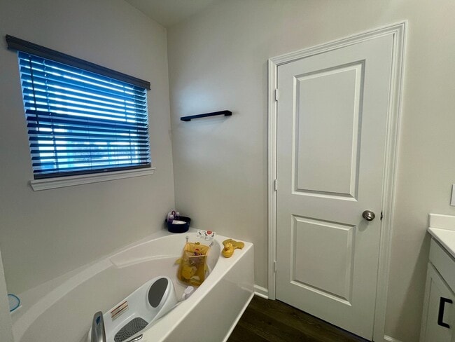 Building Photo - 3 Bed 2 Bath Available Now In Mccordsville!