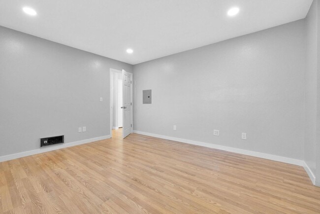 Building Photo - Modern 1BD Retreat with Dishwasher, Pool & Spa