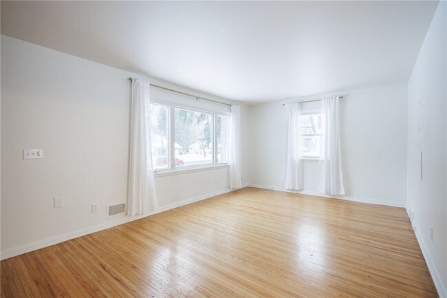 Building Photo - 105 Chestnut Dr