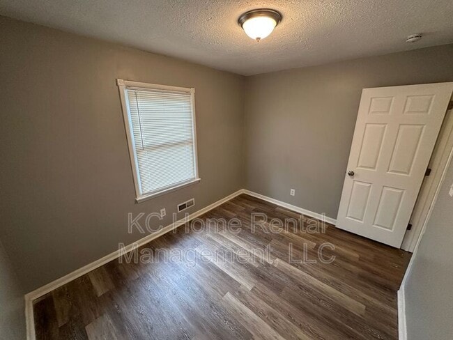 Building Photo - 7707 E 108 Terrace