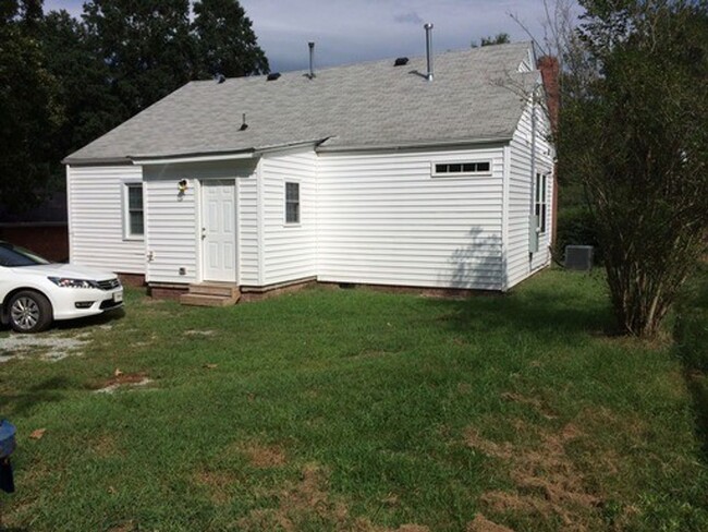 Building Photo - Lovely 3 Bedroom 2 Bath home. Available Now!