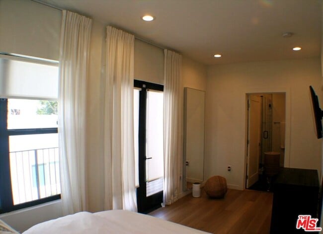 Building Photo - 8587 Rugby Dr