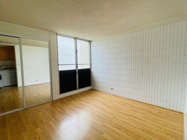Building Photo - Partly Furnished 3-bedroom, 2-bath condo a...