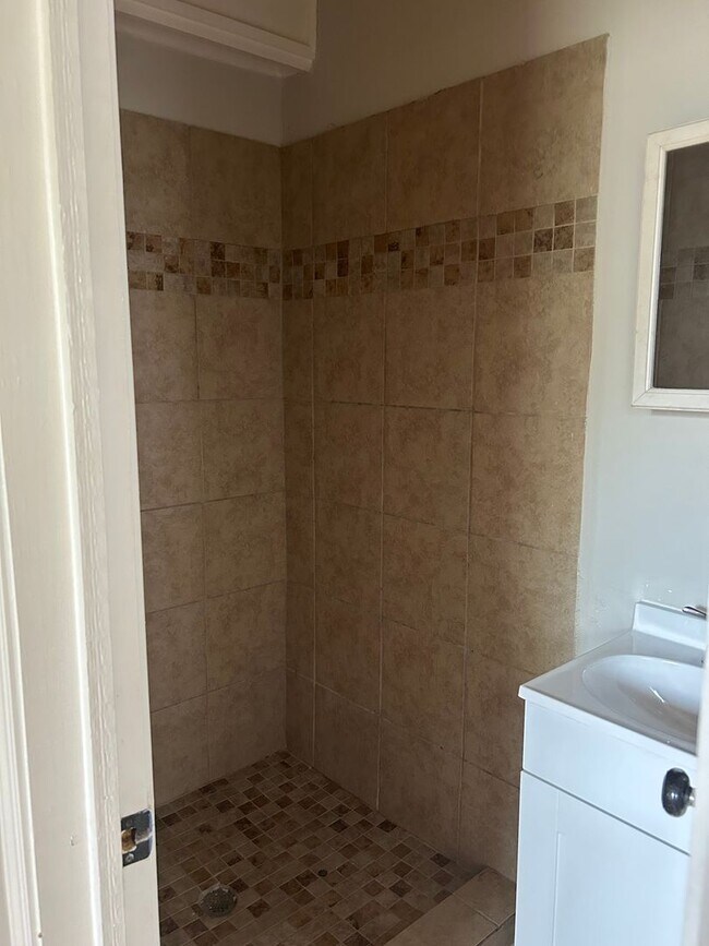 Building Photo - 4 BR 2 bath