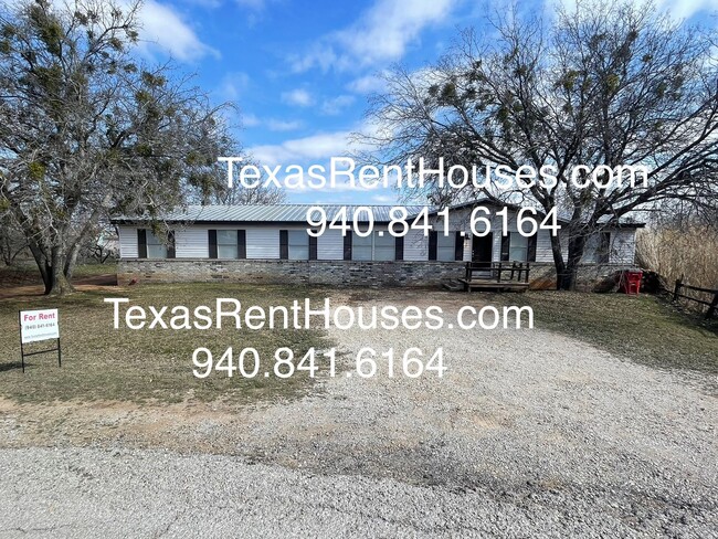 Primary Photo - Huge 2,400 sf, 4 bedroom home close to Lak...