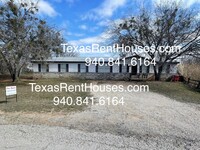 Building Photo - Huge 2,400 sf, 4 bedroom home close to Lak...