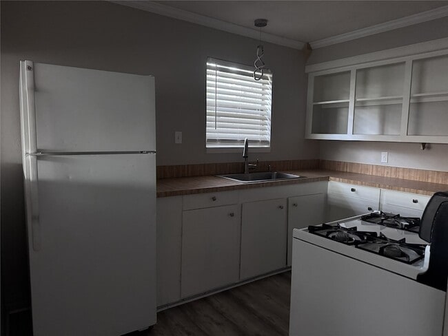 Building Photo - 600 St Lawrence River Rd