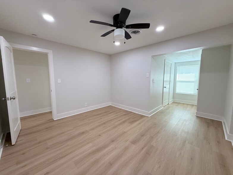 Building Photo - 414 12th St SE