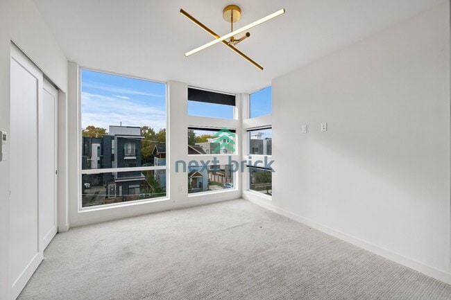 Building Photo - Beautiful 2 Bed 2.5 Bath Townhome for Rent