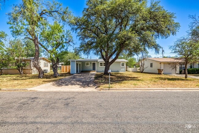 Building Photo - NOW AVAILABLE - 3 Bedroom Home in College ...