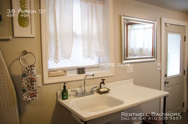 Building Photo - 38 Parkin St