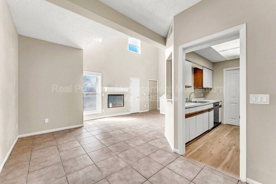 Building Photo - 930 E Primrose St