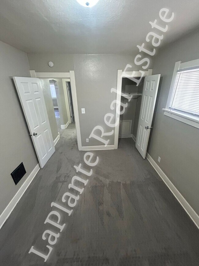 Building Photo - Bright Newly renovated Home in a Quiet West Toledo Neighborhood