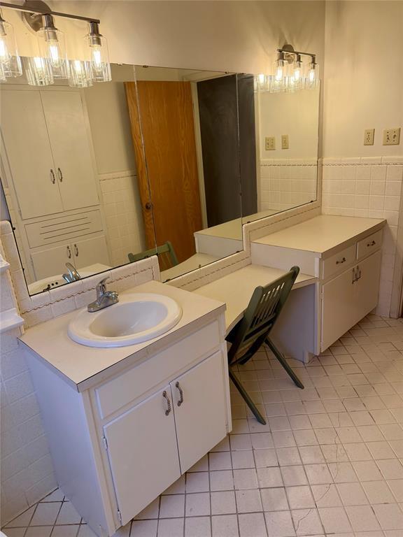 Building Photo - 8601 Karling Dr