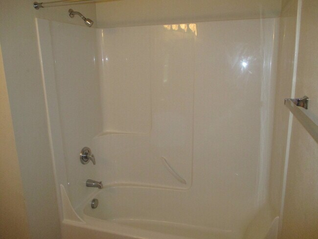 Building Photo - Two Bedroom Apartment in South Salem