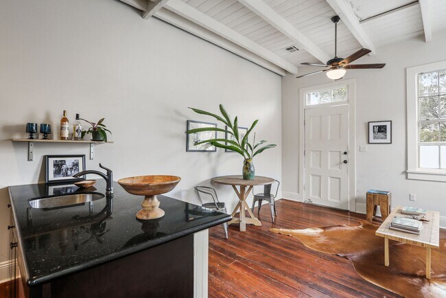 Building Photo - 1BD/1BA in Bywater, Central Air, W/D in Unit, Private Back Patio.