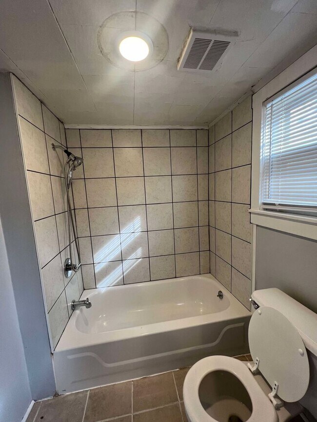 Building Photo - CUTE 2 BEDROOM / 1 BATHROOM HOUSE LOCATED RIGHT ACROSS FROM NORTH MIDDLE SCHOOL IN JOPLIN MO, OFF...
