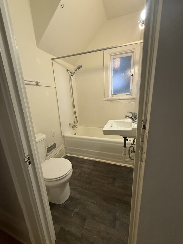 Building Photo - 622 Howard Pl