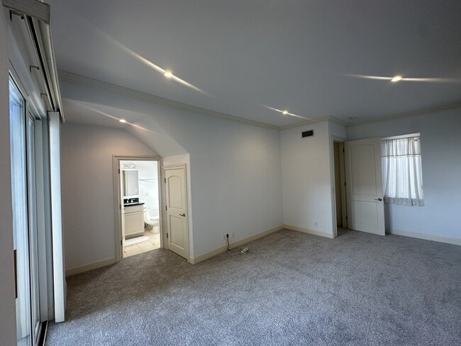 Building Photo - 8120 Billowvista Dr