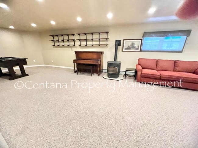 Building Photo - Beautiful home on the outskirts of town!