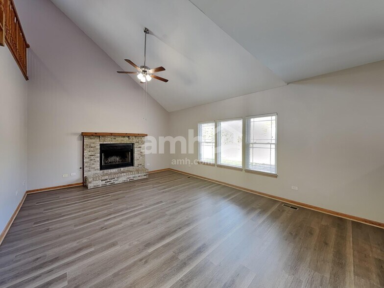 Building Photo - 2438 Foxtail Ct