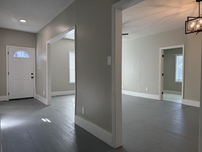 Building Photo - 728 W 39th St