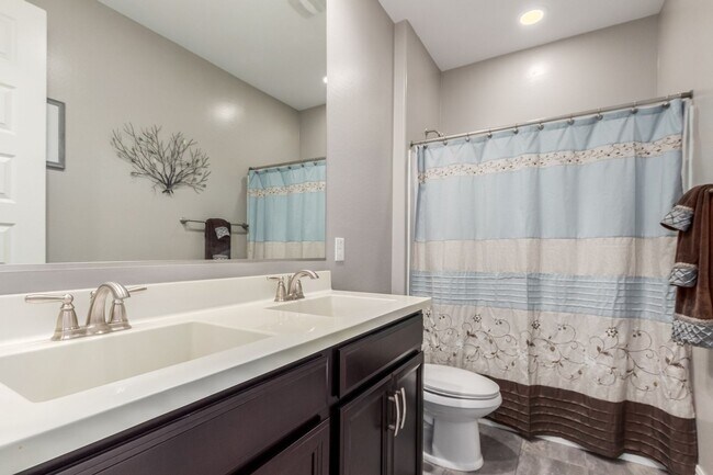 Building Photo - Spacious 4BR House in Goodyear