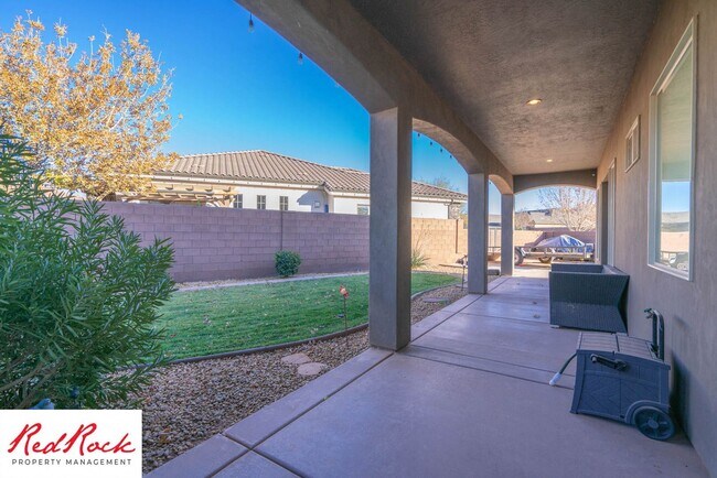 Building Photo - Stunning 2 Bedroom Fully Furnished Home. Community Pool & Mini Golf!